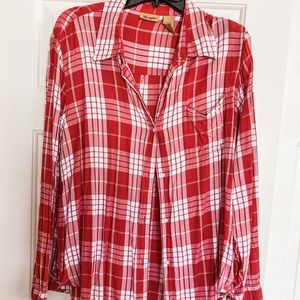 Wrangler flannel looking shirt. Cotton lighter fabric.
